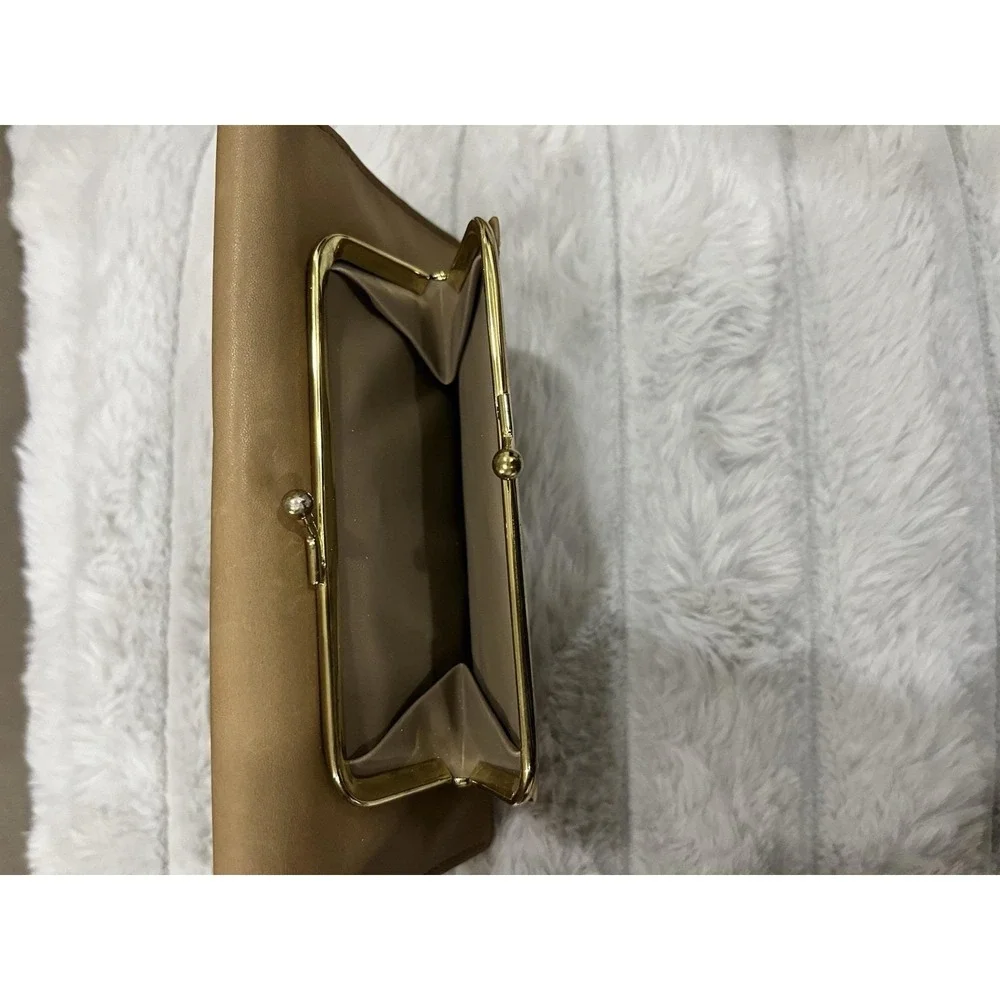 Buxton Clutch Wallet Women OS Tan Good Velvet Touch Cowhide Kisslock Trifold‎